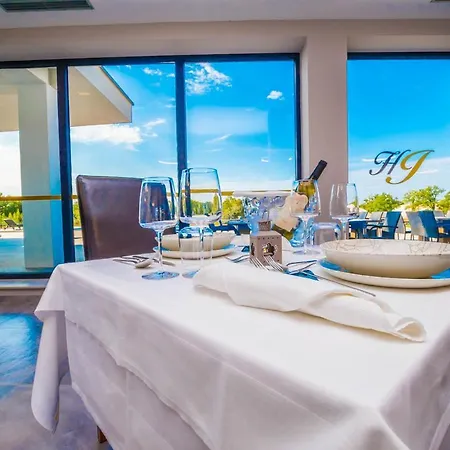 Otel Delfin Lanterna Tar-Vabriga